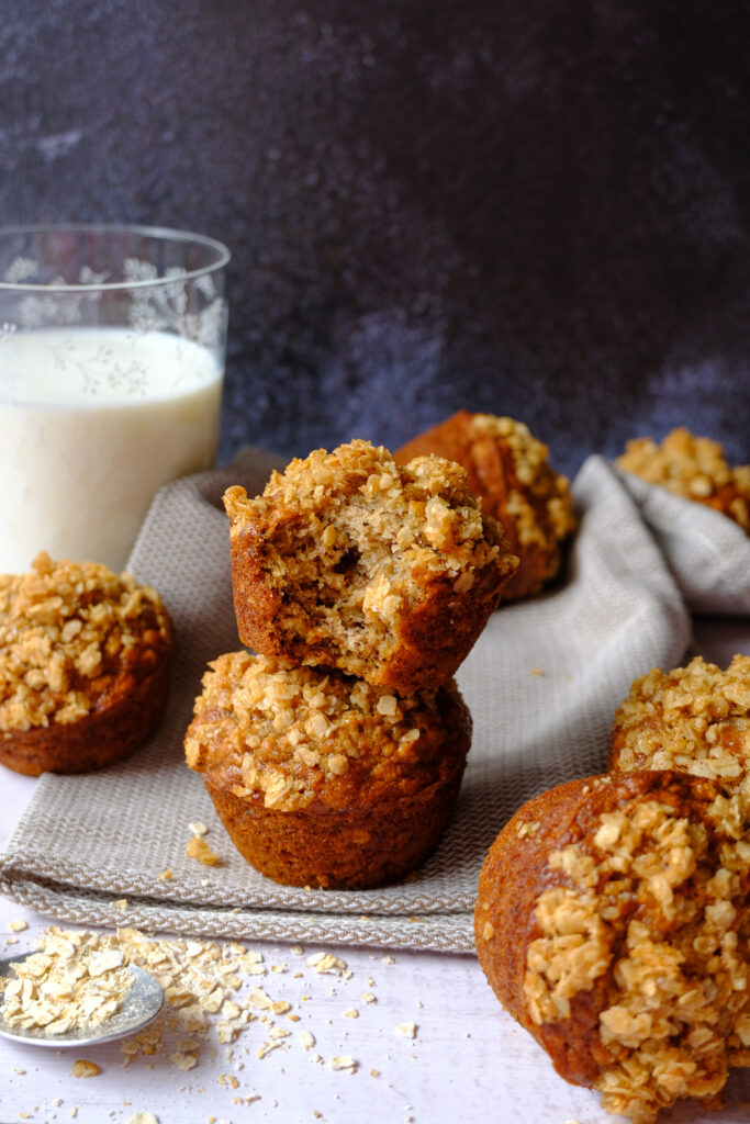 Muffins de plátano y avena con mordisco y vaso de leche