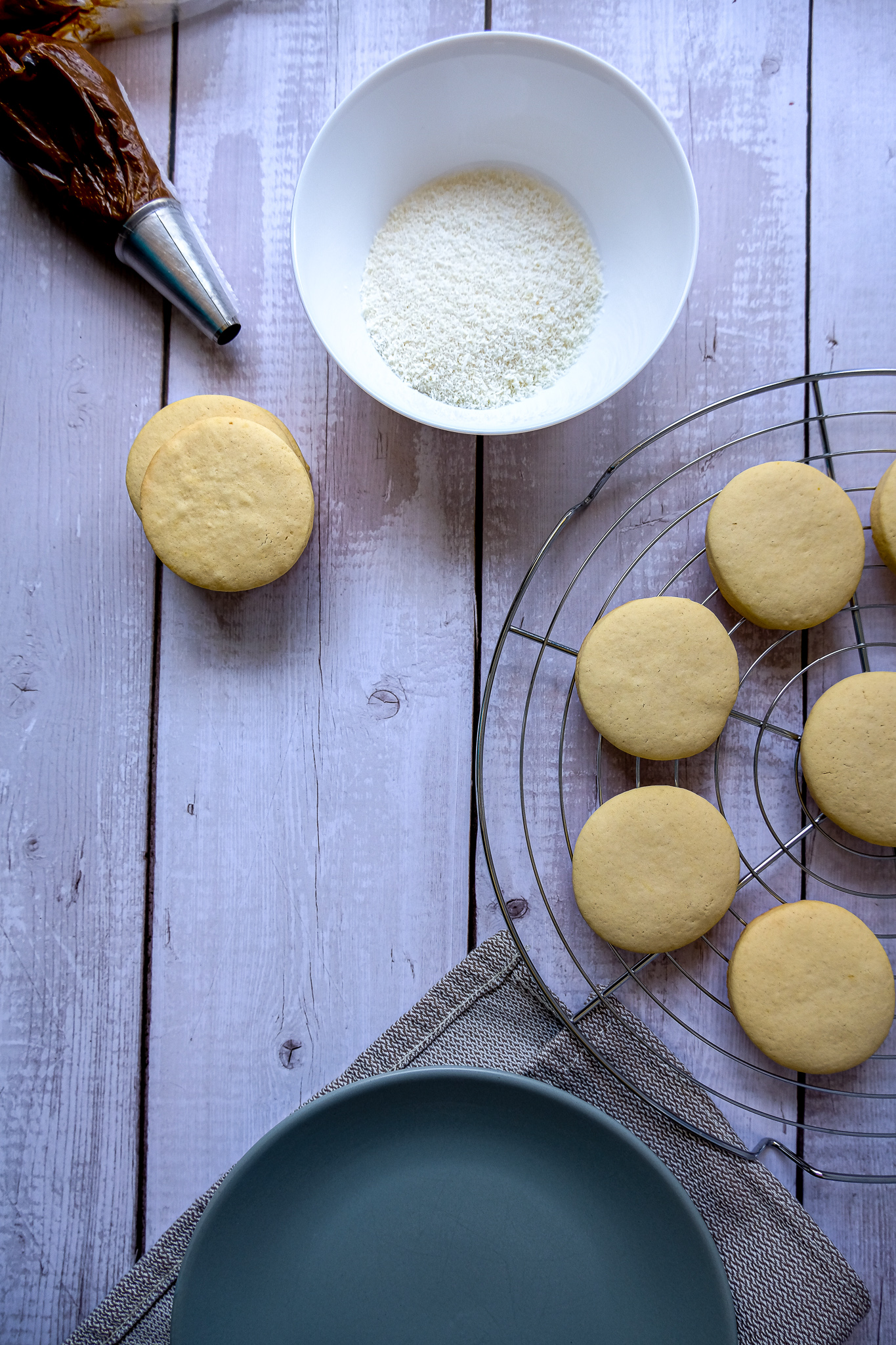 mesa con alfajores de maicena coco rallado y dulce de leche