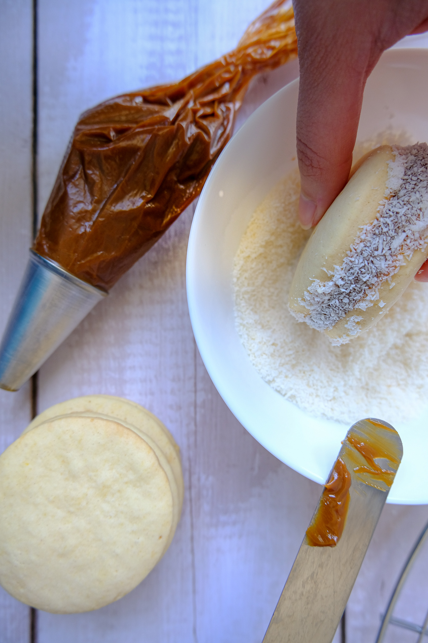 Alfajores de maicena, coco rallado y dulce de leche