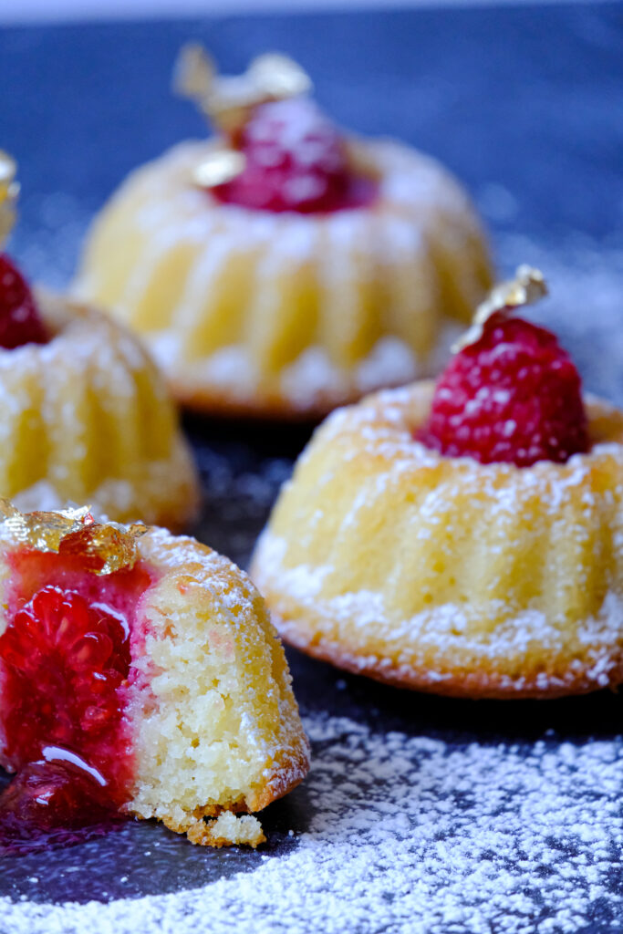 pastelitos de almendra con mermelada de frambuesa